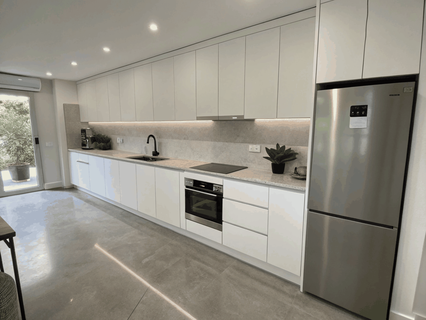 Minimalist kitchen design with hidden hardware